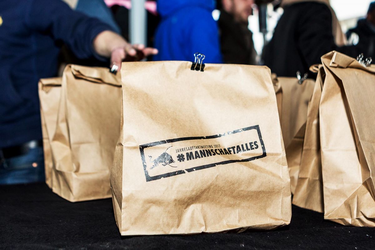 Grafikdesign, Broschuere, Produktkatalog, Gestaltung für Red Bull